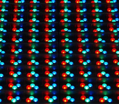 LED 대형 스크린 컨트롤러는 어디에 숨겨져 있습니까? 초보자를위한 필수 포지셔닝 안내서